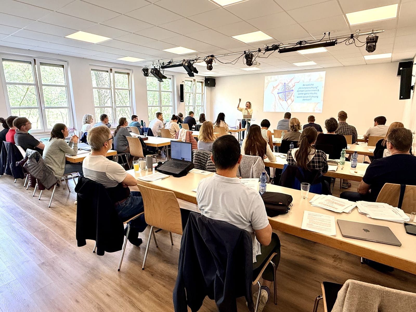 NEXTSteps Training in einem hellen Raum der LIFEHOUSE KIRCHE