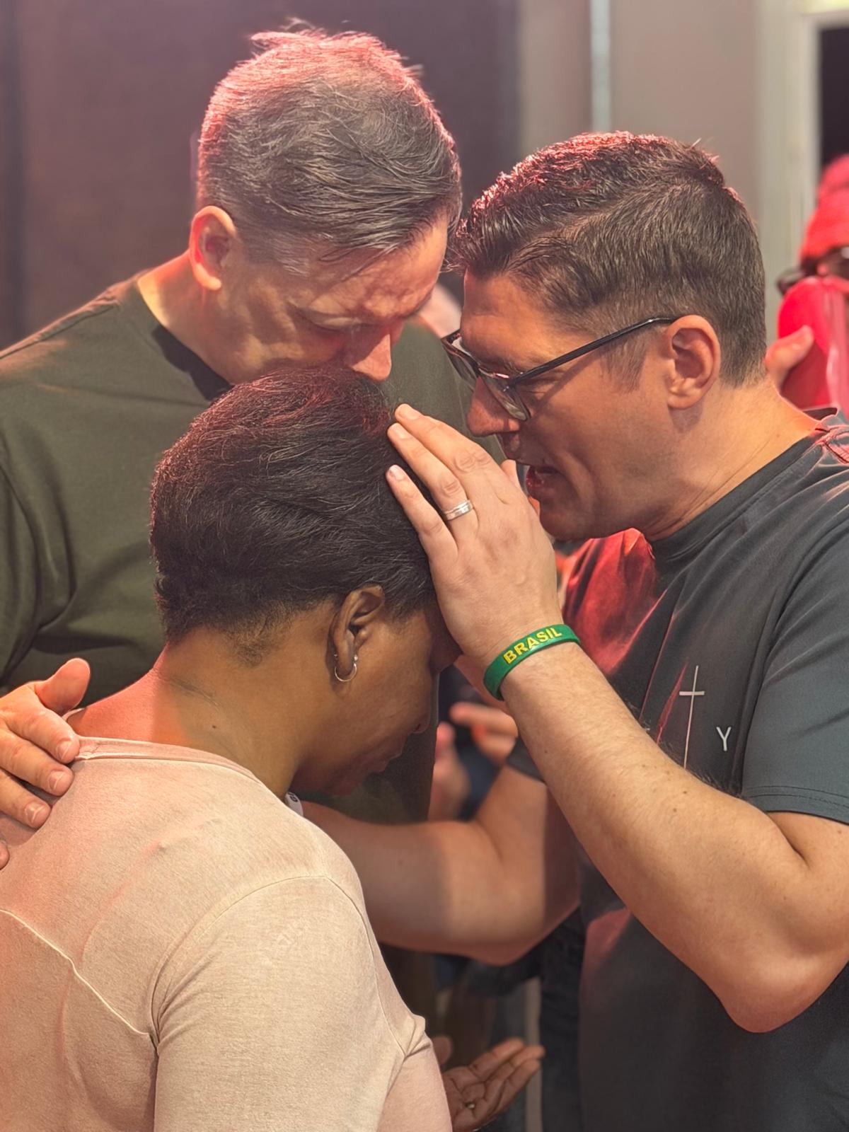 Menschen beten gemeinsam in der LIFEHOUSE KIRCHE
